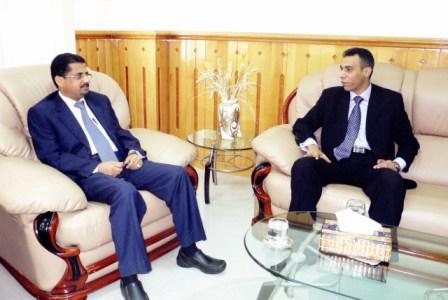 شائف أثناء لقائه القنصل المصري أمس